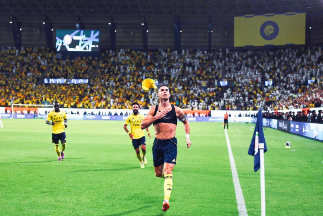 c罗在沙特联赛再破门：949球，脱衣怒秀引发热议