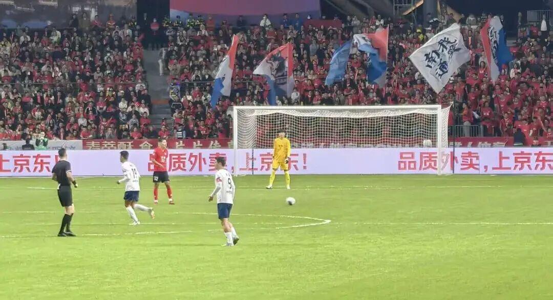 苏超|南通队点球4-2击退无锡队,南通市球迷炸锅,蔡天龙成英雄