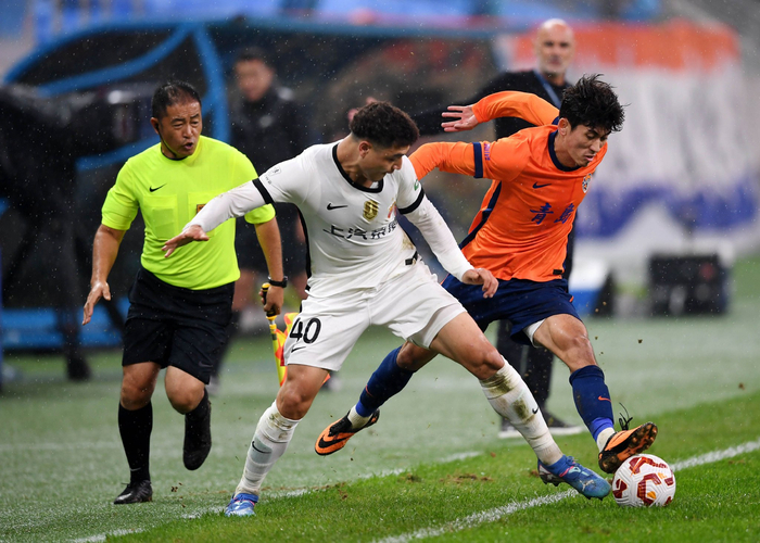 中超｜上海海港4:3险胜青岛海牛，积60分领跑争冠进入白热化