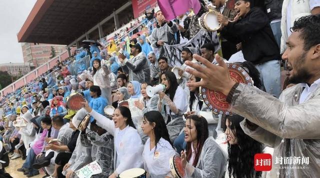 川超｜南充1:3不敌成都，45名外国球迷把看台变成国际呐喊场