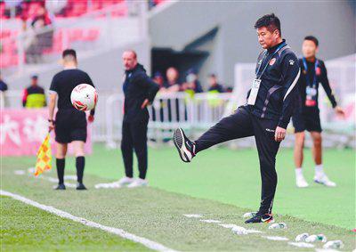 中甲联赛｜61分领跑！辽宁铁人3比0大胜，距离冲超仅差1分