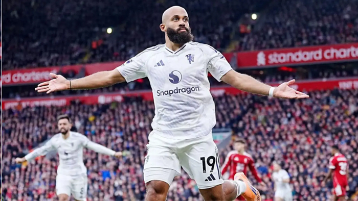 英超｜曼联2-1力克利物浦，范戴克那个肘击到底值不值？