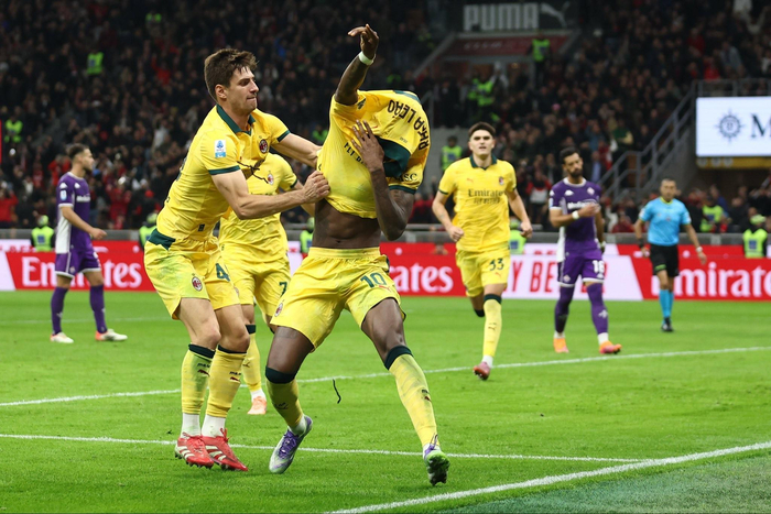 意甲｜米兰2-1逆转佛罗伦萨，莱奥点球制胜被加比亚一把扯红了全场笑声