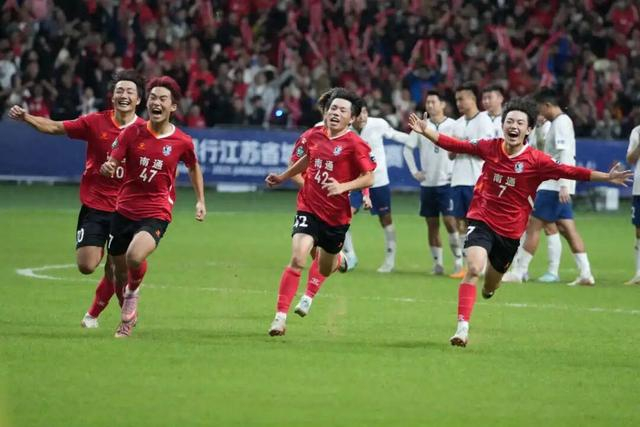 苏超南通10胜2平积32分，点球大战险胜无锡挺进决赛