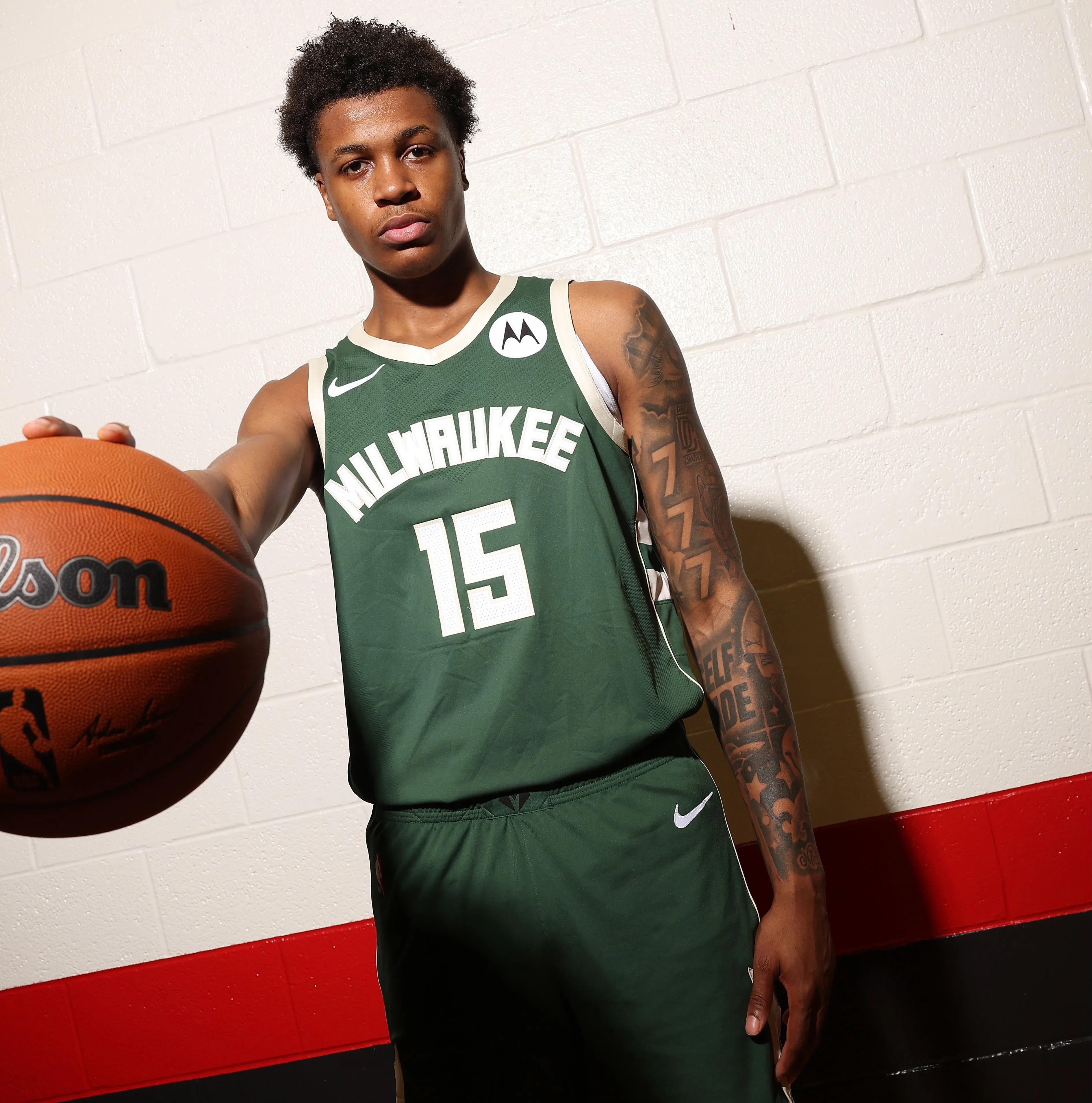 NBA｜雄鹿队裁掉泰勒-史密斯，保留2人名单引发争议