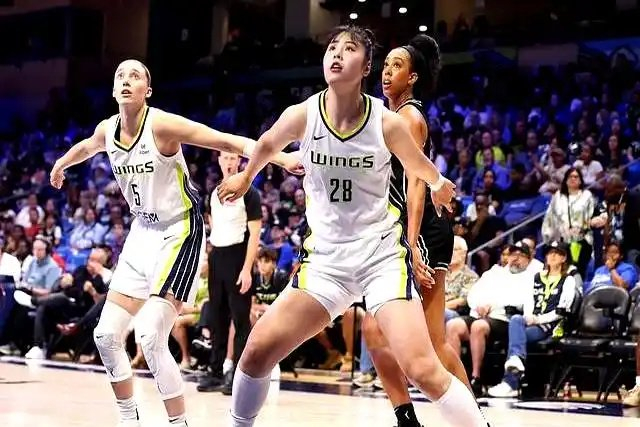 WNBA：佩奇19.2分新秀称王，飞翼与李月汝的伤情与情谊