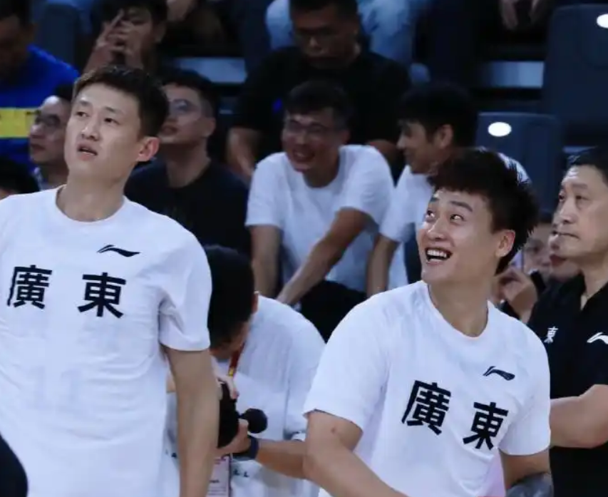 CBA广东队97-77取胜却被周鹏一拳抢戏