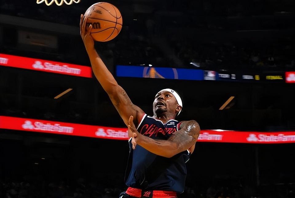 NBA：布拉德利-比尔首秀12分，快船队新赛季期待与疑问并存