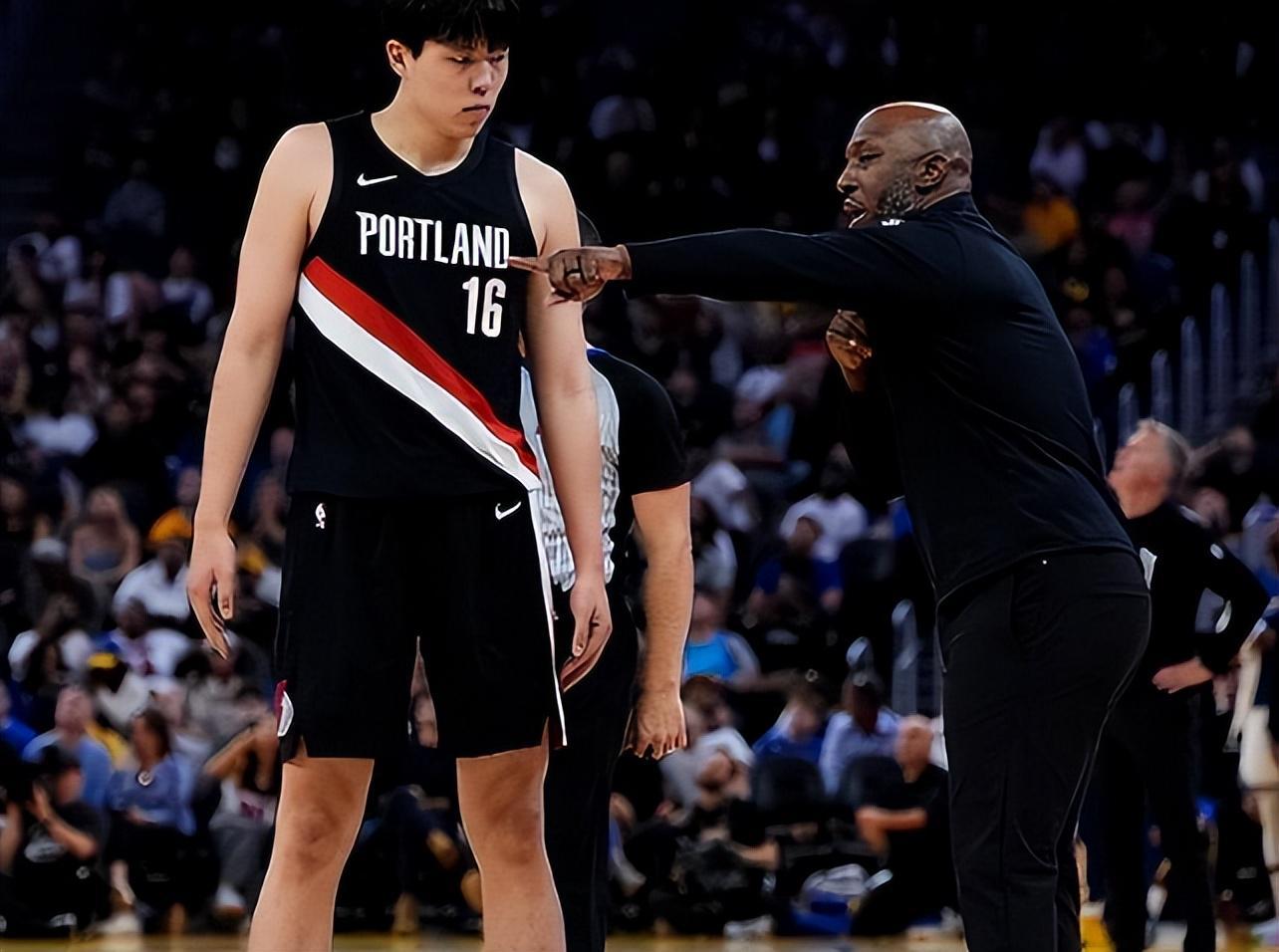 NBA揭幕:火箭首发5人高大登场,布劳恩斩获1.25亿美元续约