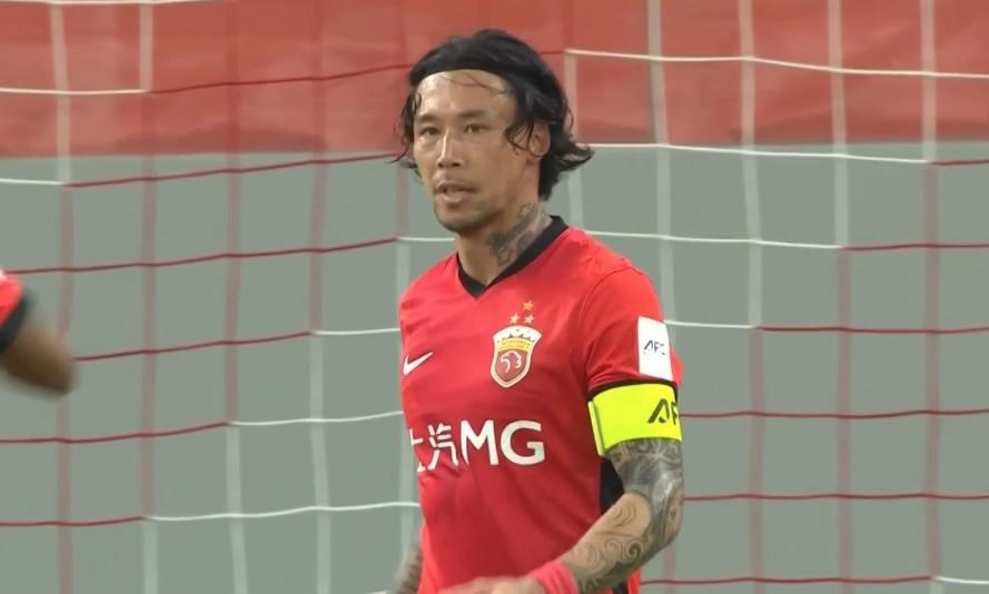 亚冠精英联赛：海港0-2告负，射门16比2的尴尬差距难圆场面故事