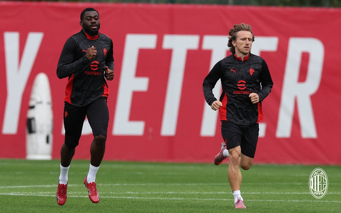 意甲赛场警报：米兰队训练组图曝光，1张图看出锋线争夺