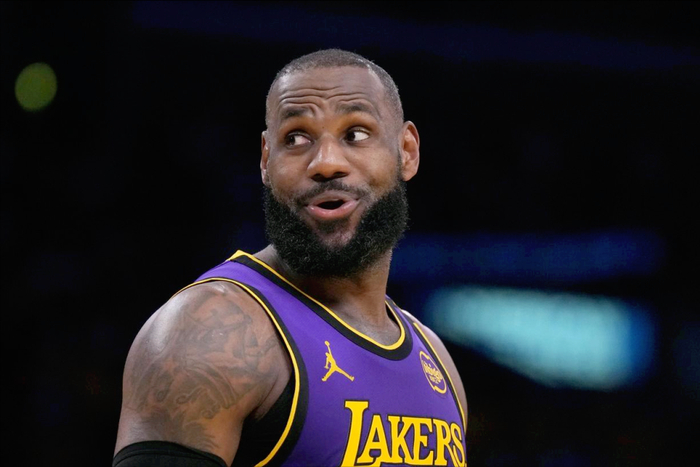 NBA历史首例：詹姆斯第23季、保罗第21季、洛瑞第20季同场