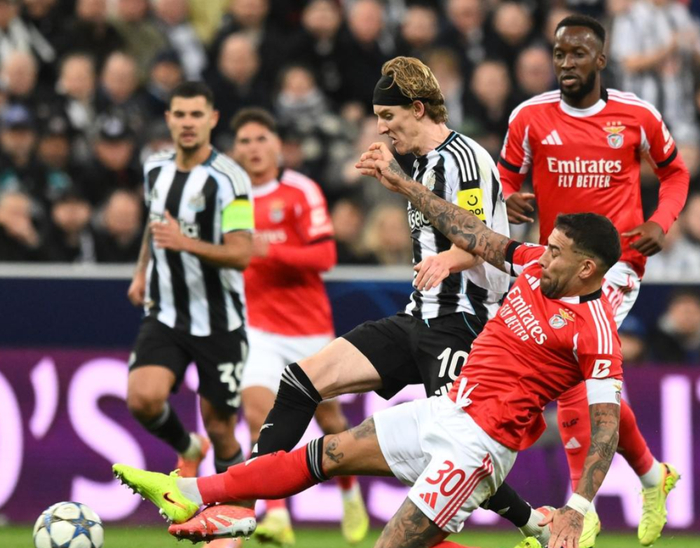 欧冠0-3惨败！本菲卡客场被纽卡斯尔联掀翻，三连败警报响起