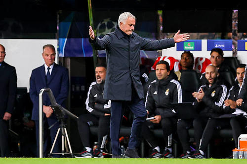 欧冠：何塞·穆里尼奥欧冠五连败 本菲卡0-3被纽卡斯尔联敲醒