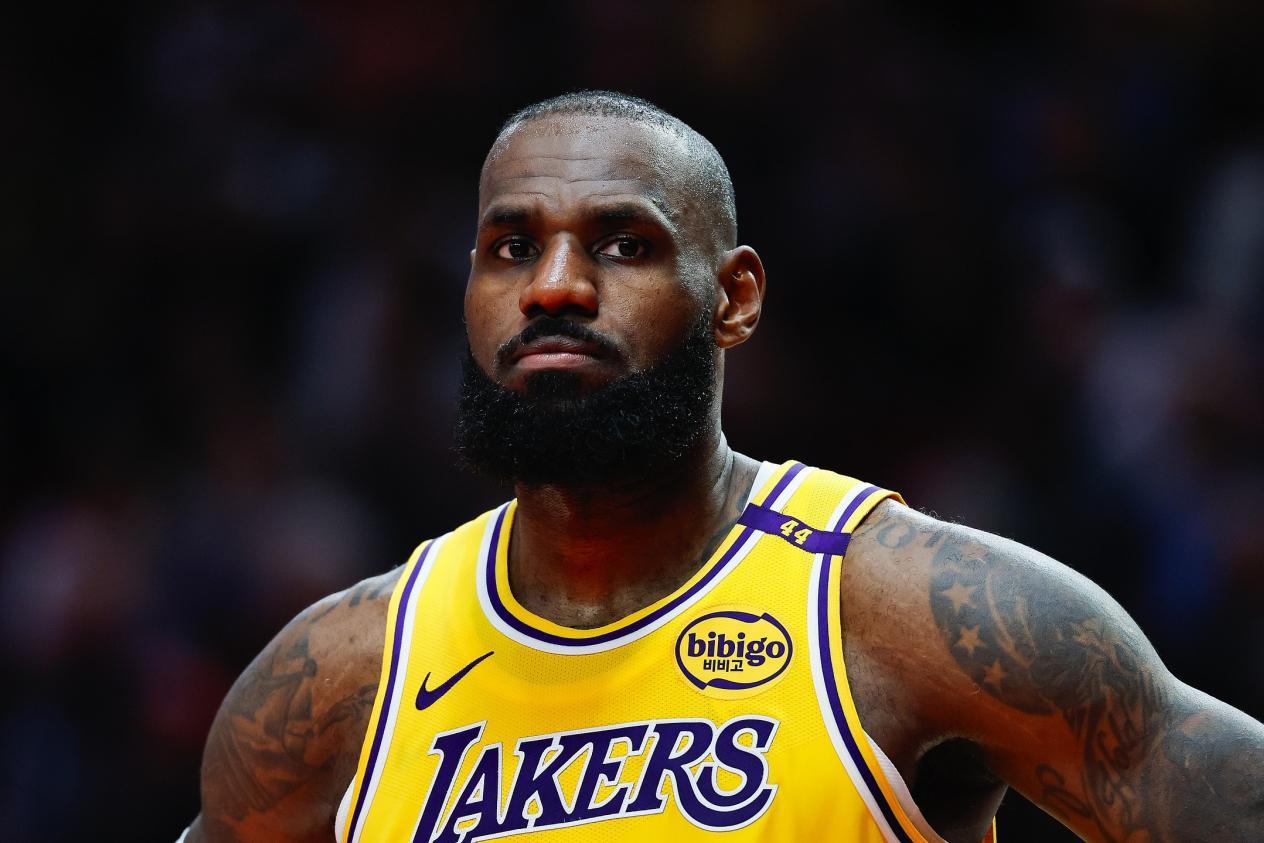 NBA：詹姆斯盯着11月中旬复出，湖人要里夫斯承担更多输出