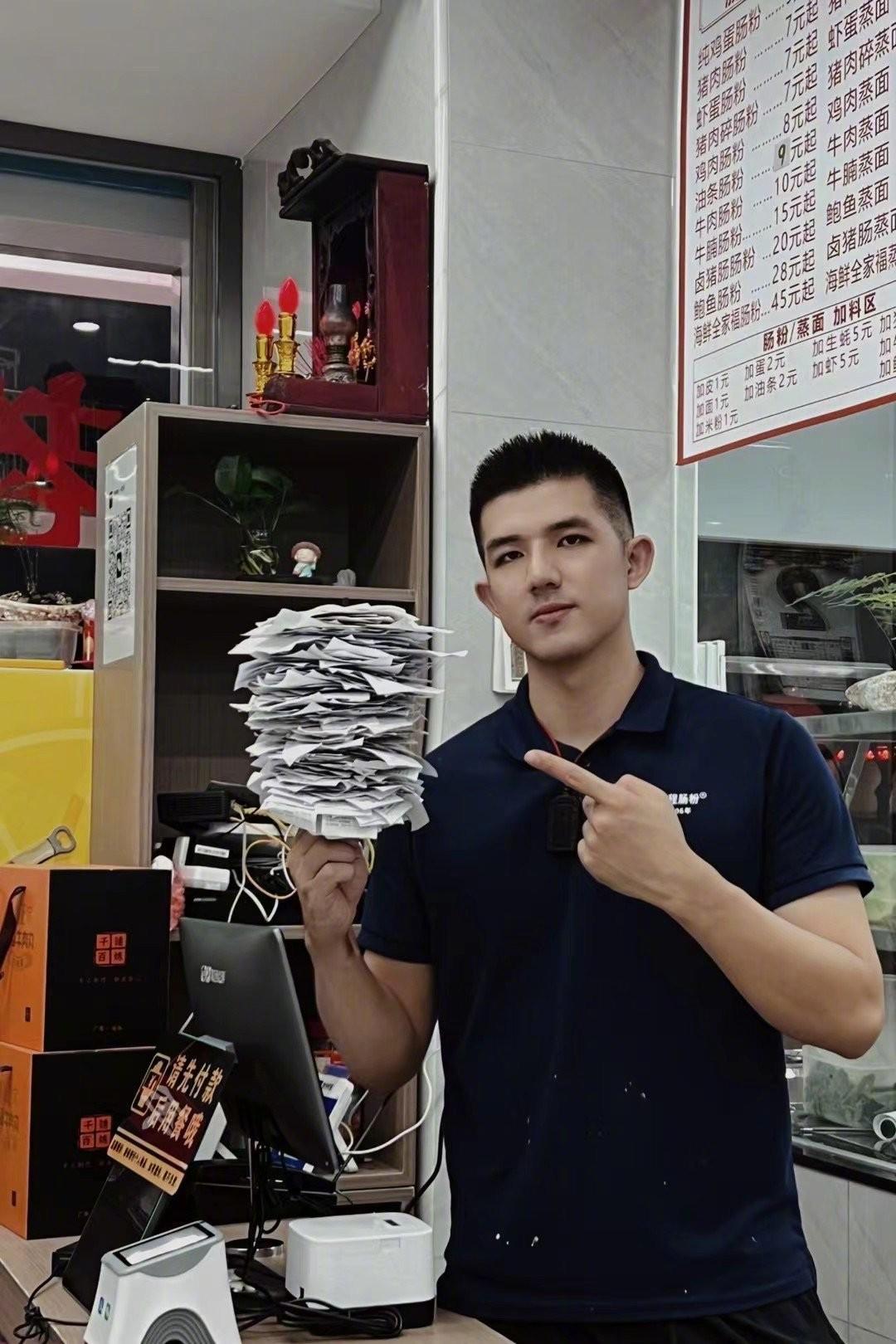 从中超梦碎到肠粉店13人阵容：陈轩豪每天4点起床卖牛肉丸