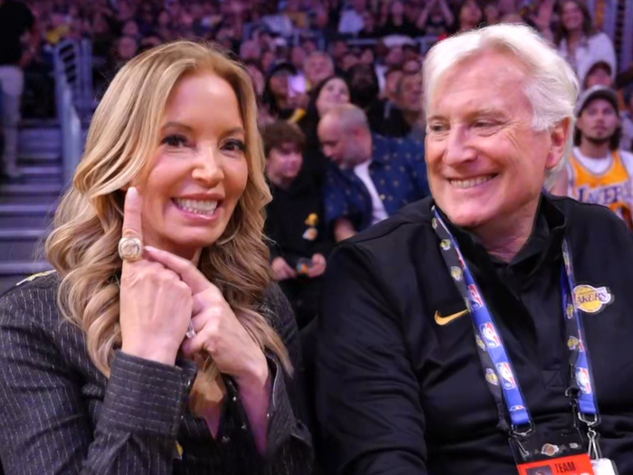 NBA：2位高层同框，马克·沃尔特与珍妮·巴斯现身，湖人舆论炸开了