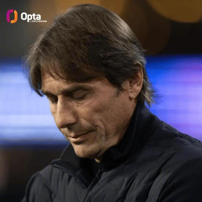 欧冠联赛那不勒斯客场2-6惨败埃因霍温，队史首遇6球丢球羞辱