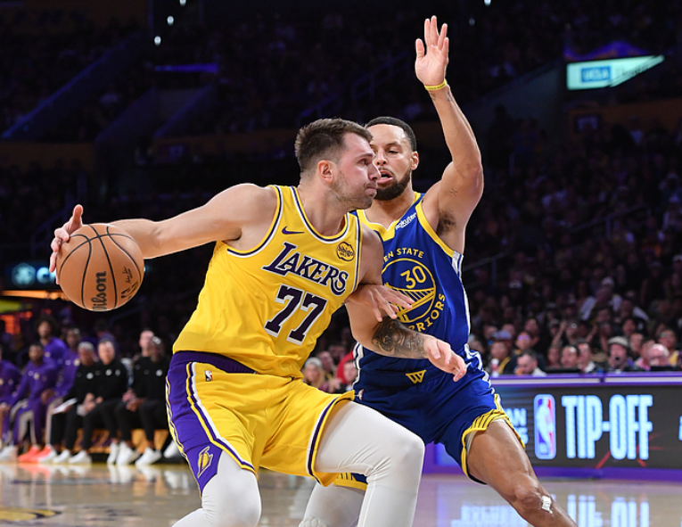 NBA揭幕战：勇士119-109胜湖人，巴特勒31分压制东契奇43分