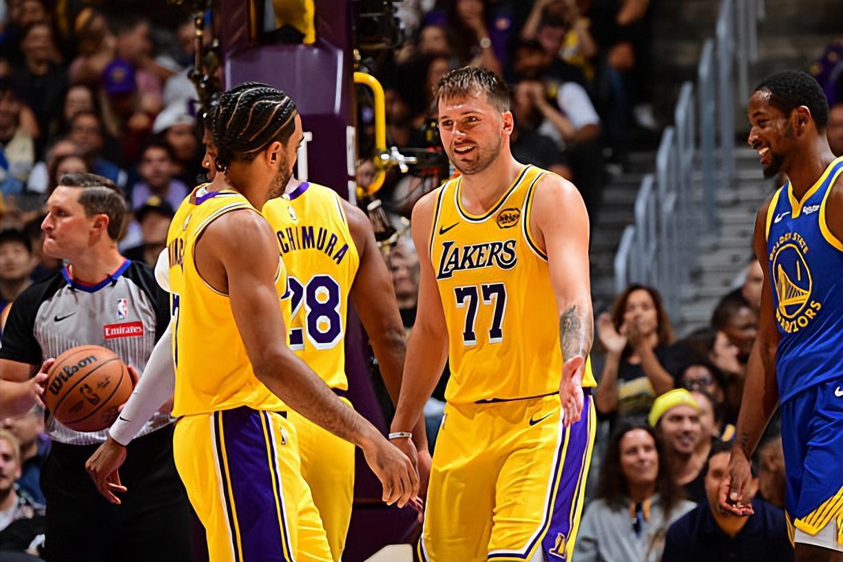 NBA首战119-109！勇士险胜湖人，文森特首战仅3分引争议