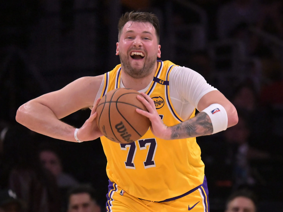 NBA首战：湖人首发文森特4投1中仅3分，阵容短板暴露