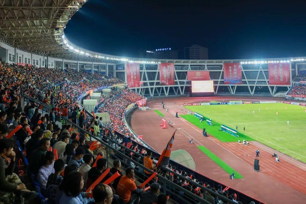 川超4场门票核减引争议，泸州队泸州市主场空位成焦点