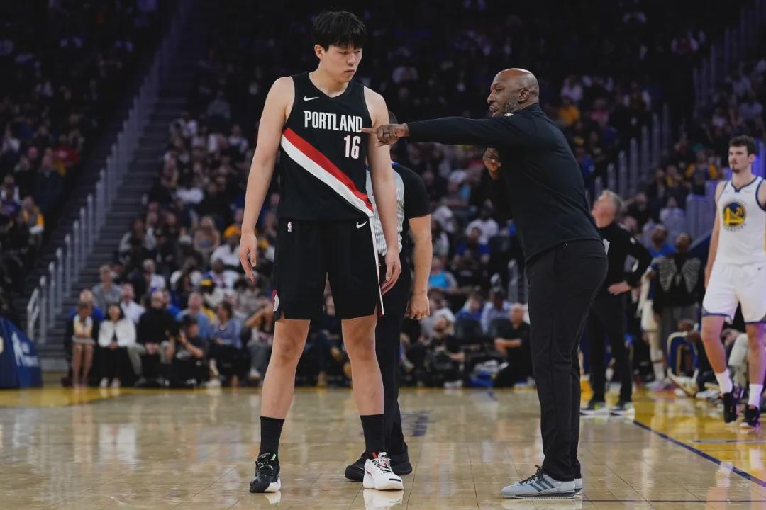 NBA：比卢普斯为杨瀚森画战术，首秀引发1个大问题