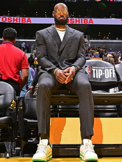 NBA：詹姆斯伤照曝光，缺席1场让湖人表现更令人担忧