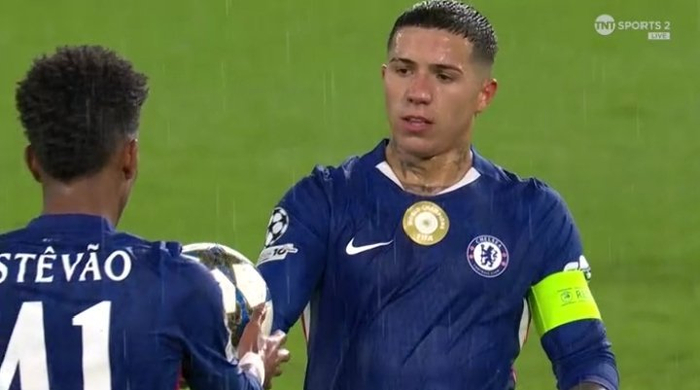 欧冠：恩佐让点球给埃斯特旺，1球首开纪录引发球迷热议