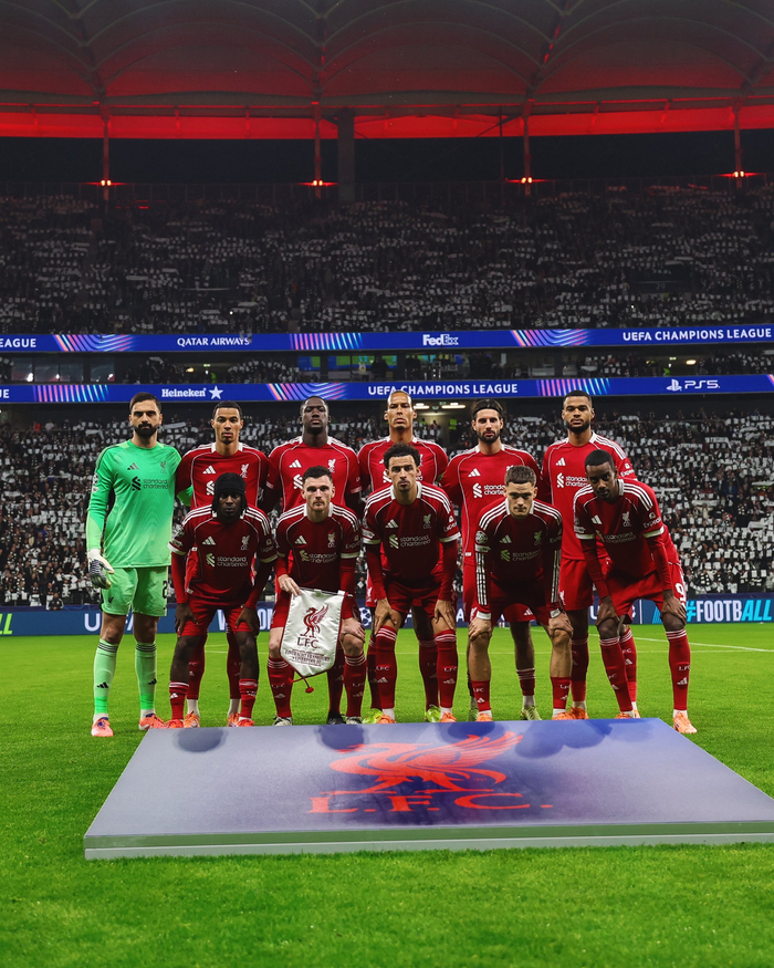 英超热议：利物浦首发11人合影，欧冠前的那点心事（11人照）