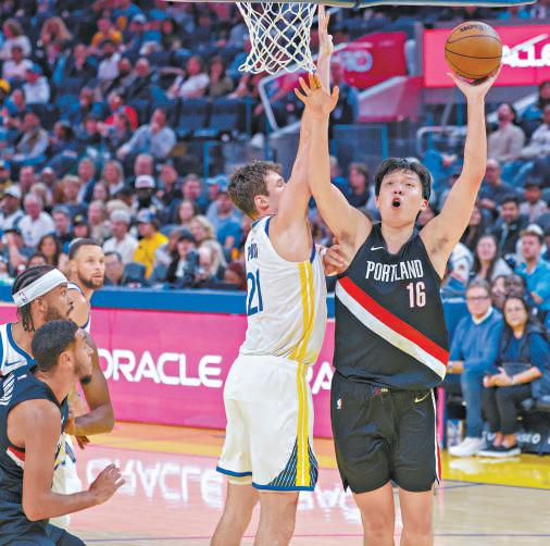 NBA第16顺位杨瀚森季前赛场均8.0分引争议