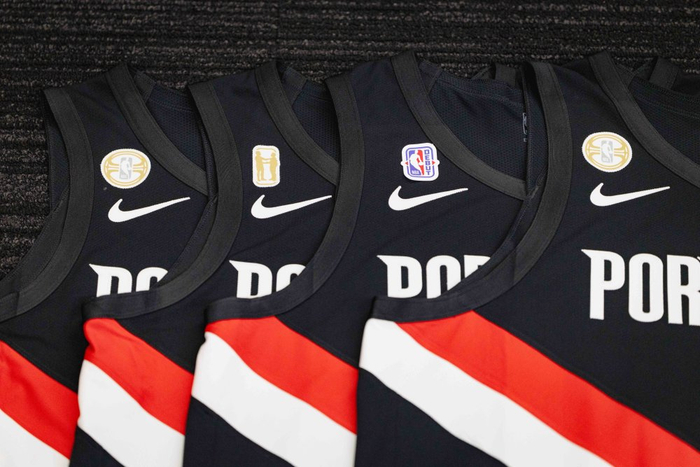 NBA揭幕战：开拓者球衣上“Debut”徽章引发争议，Topps推1/1卡