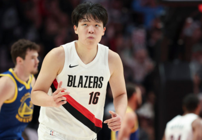 NBA新秀杨瀚森：4场季前赛场均18.4分钟，投篮与组织才能暴露两面性