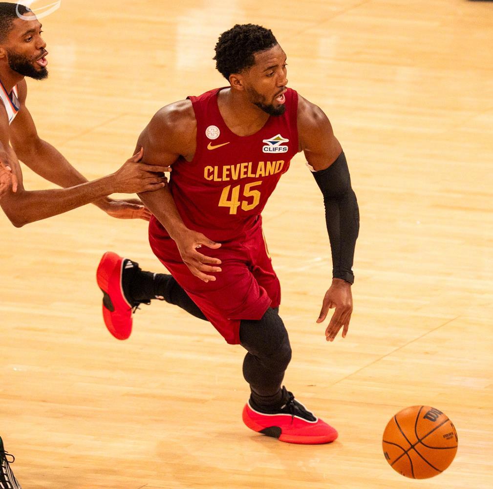 NBA：尼克斯半场65-50领先 骑士王者之争仍留悬念