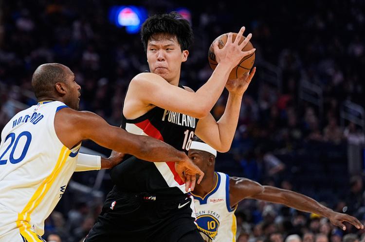 NBA首秀仅5分钟拿2分！杨瀚森上半场5分钟出场，开拓者95-88领先7分