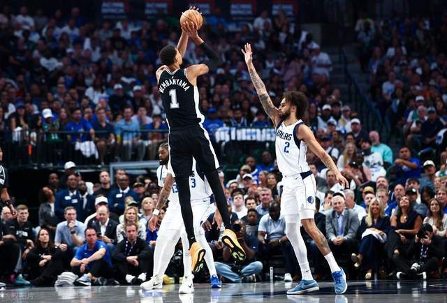 NBA揭幕战125-92！马刺125分碾压独行侠 文班亚马40+15震撼全场