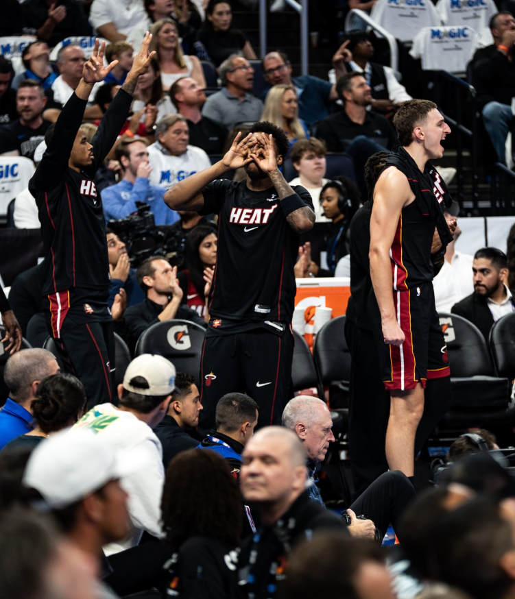 NBA魔术客场逆转125-121胜热火队，鲍威尔28分难救主