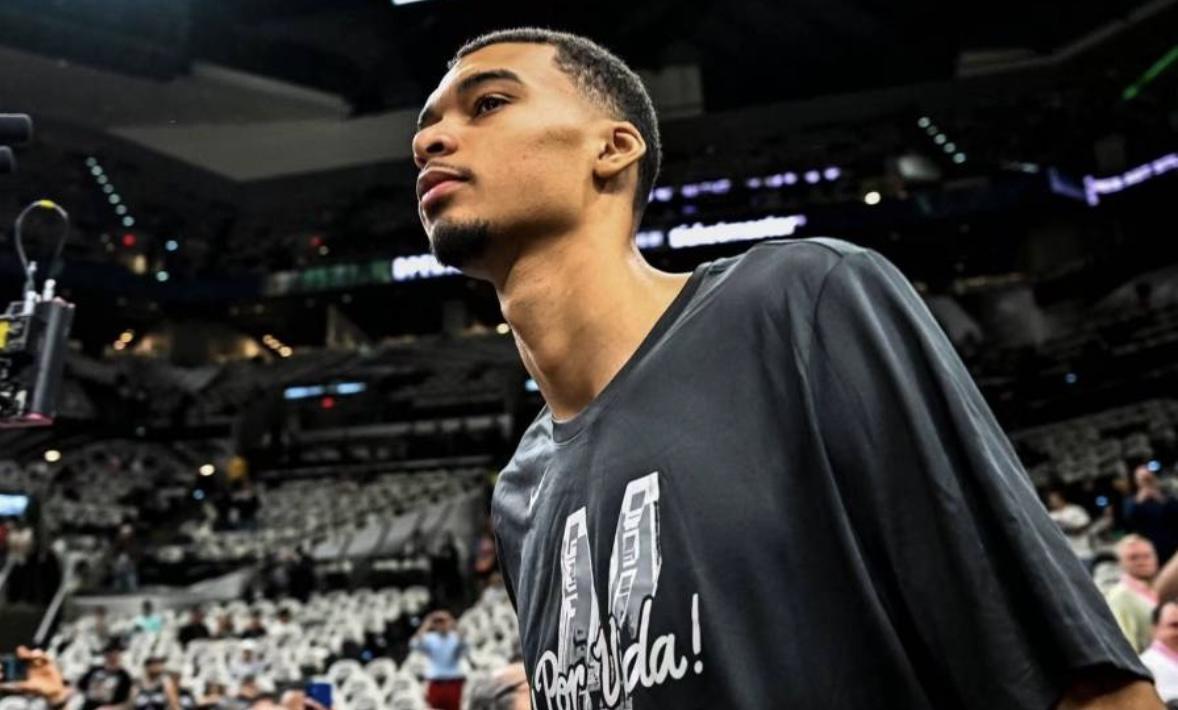 NBA季赛马刺队125-92痛宰独行侠，文班40分15板零失误震撼全场