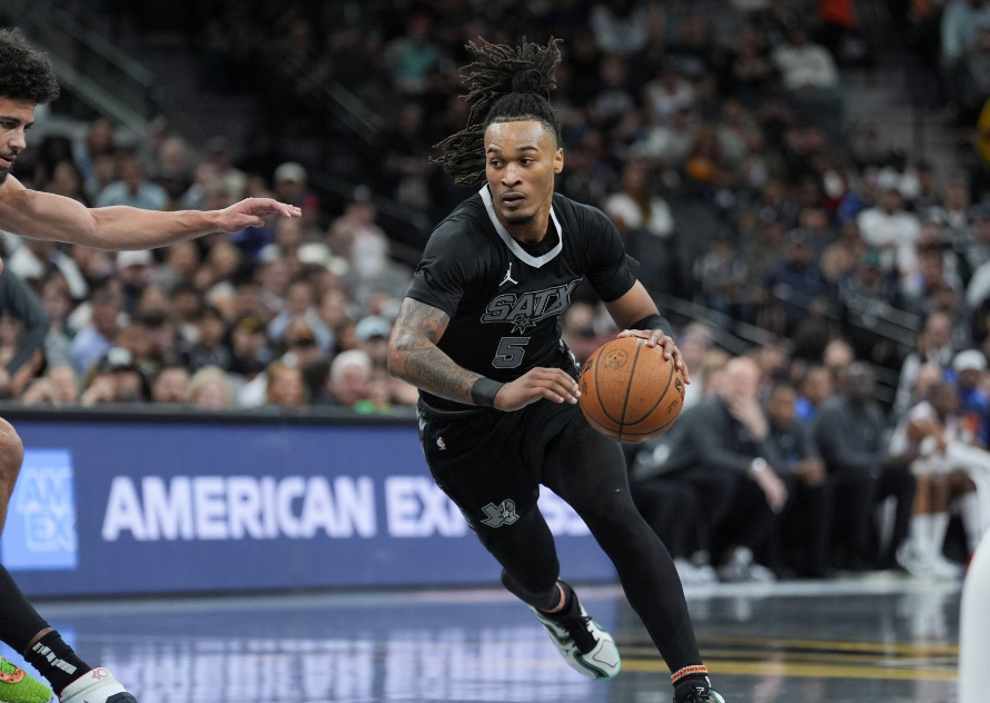 NBA常规赛：马刺队125-92大胜独行侠，内奥米·卡斯尔22分成关键