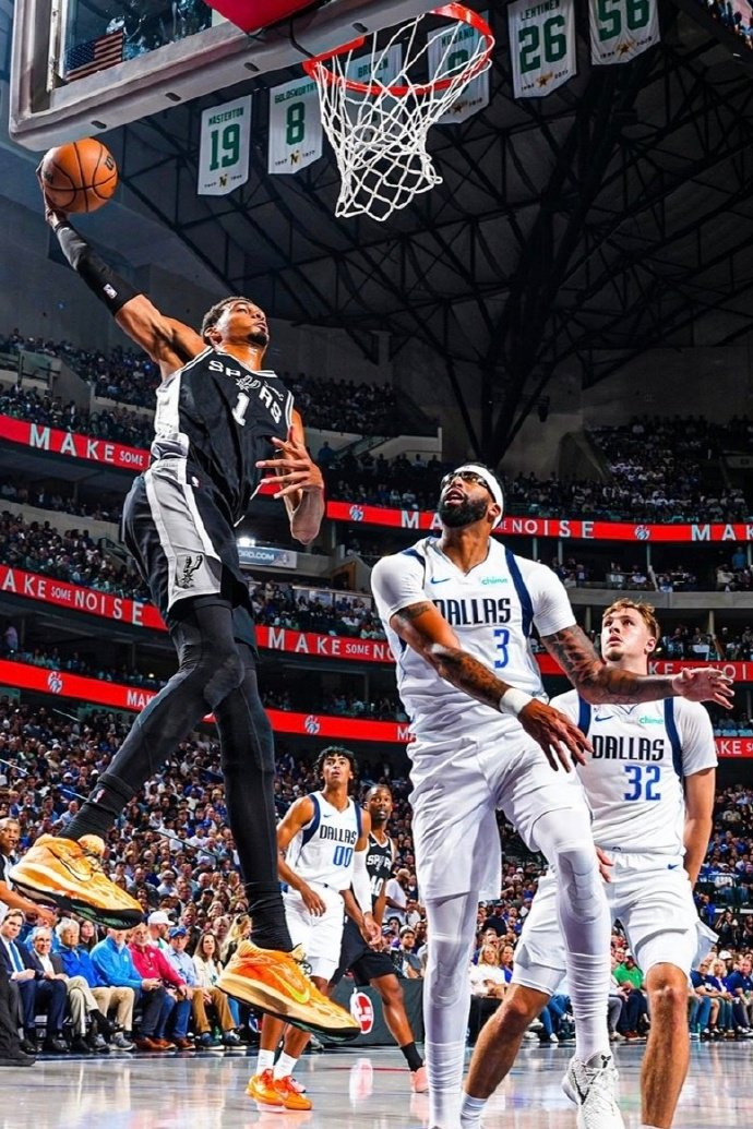 NBA揭幕战125-92：马刺125分碾压独行侠，文班40+15称霸