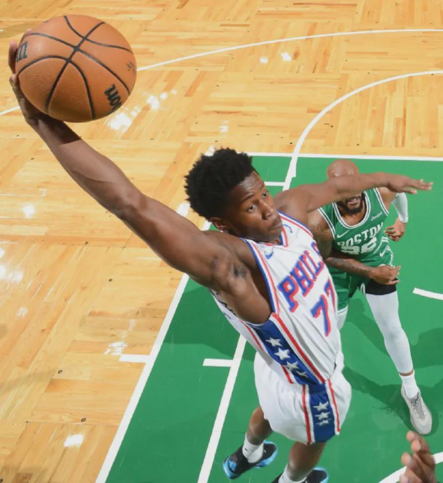 NBA开门红：76人队117比116险胜 凯尔特人，恩比德首秀尴尬