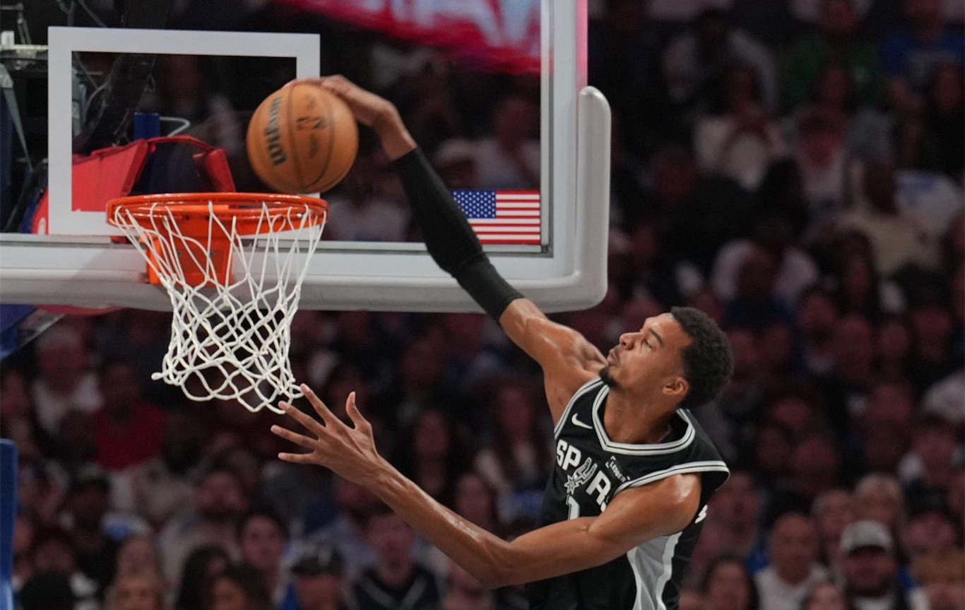 NBA揭幕战：文班亚马30分钟40分15板，马刺队125-92痛宰独行侠