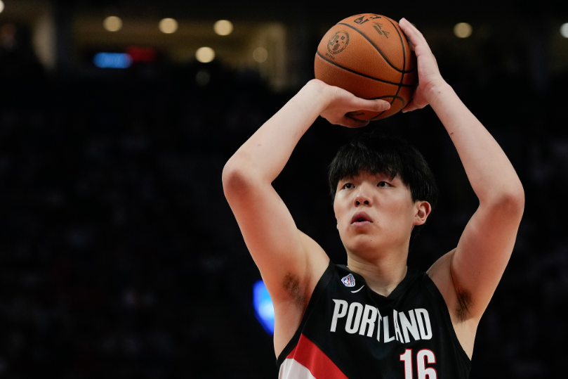 NBA首秀2分！杨瀚森5分16秒登场，开拓者114-118惜败