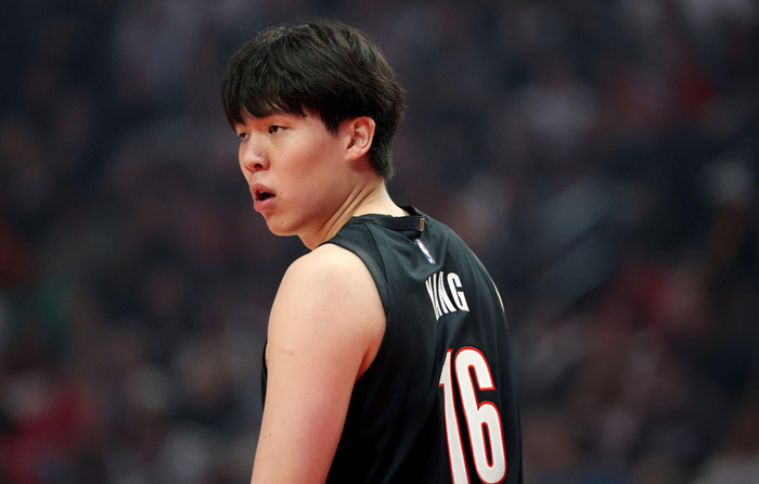 NBA杨瀚森首秀2分！开拓者114-118负森林狼，首秀尴尬可控