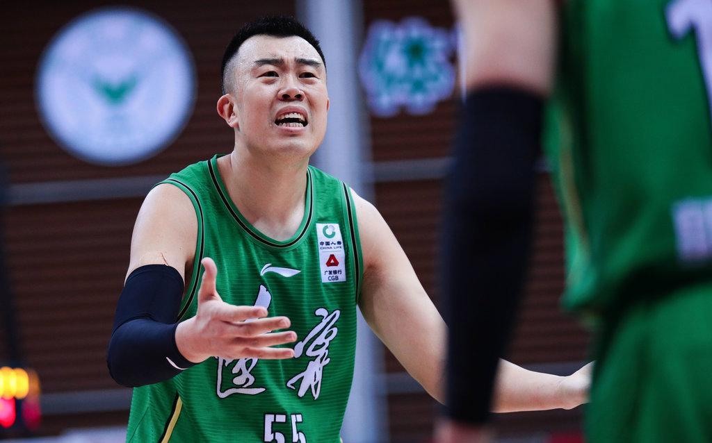 CBA新赛季警报：辽篮中锋真空，韩德君退役留3大隐患