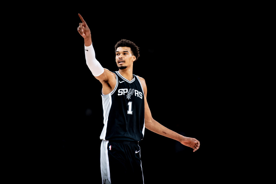 NBA狂欢：文班亚马40分15板，马刺125-92羞耻独行侠