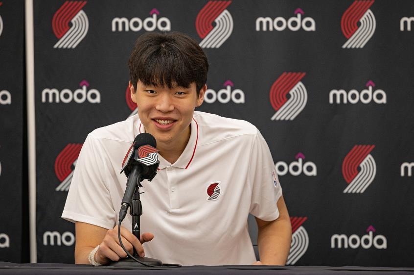 NBA首秀5分16秒！杨瀚森2分首战受洗礼，姚明周琦成参照