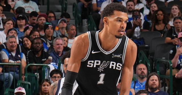 NBA第1战：文班亚马40+15！马刺125-92血洗独行侠，谁敢不服