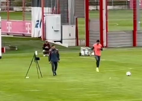 德甲拜仁:穆西亚拉10月23日重返训练,伤后复出仍需耐心等待