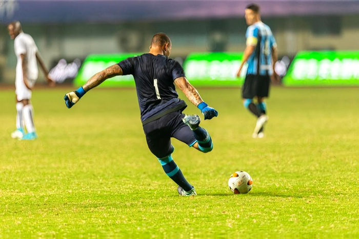 英超震撼：纽卡斯尔3-0击溃何塞·穆里尼奥的边路防线